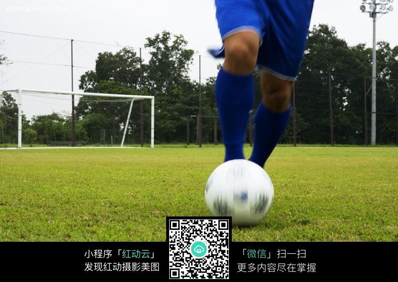 踢足球锻炼上半身吗,踢足球锻炼身体吗
