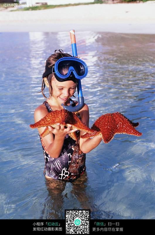 手里拿着<em>海星</em>的<em>小女孩</em>图片(编号:121706)_儿童