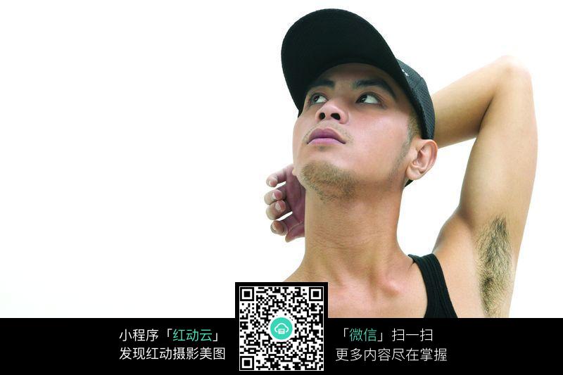 穿黑背心戴帽子的男人特写图片(编号:151378)