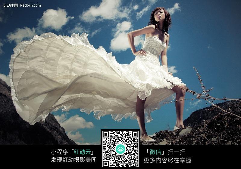 站在山坡上飘逸长裙的美女图片-人物图片素材|