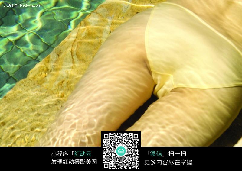 水里大腿臀部特写图片-人物图片素材|图片库|图