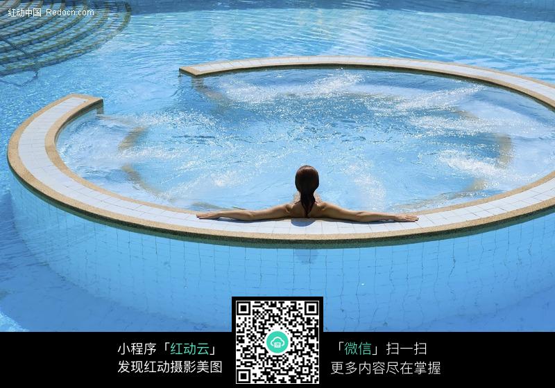 圆形游泳池中的美女图片-人物图片素材|图片库