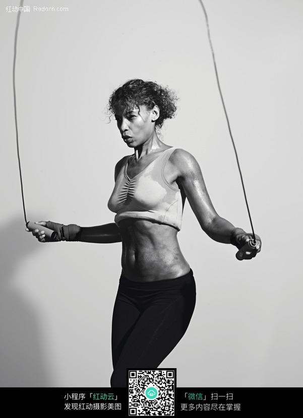 <em>跳绳</em>的外国<em>女人</em>图片-生活用品|日常生活图片下