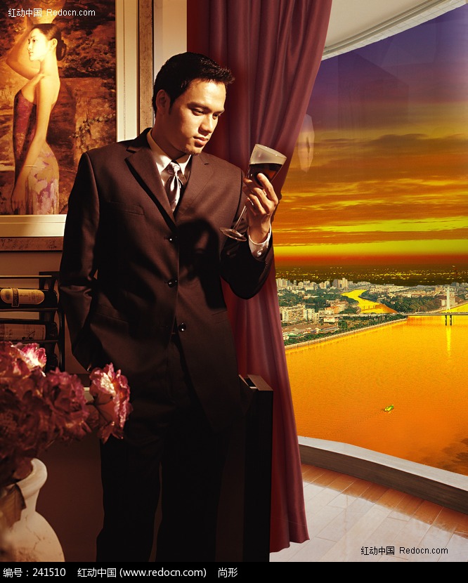 拿着红酒的成功男人图片-人物图片素材|图片库|