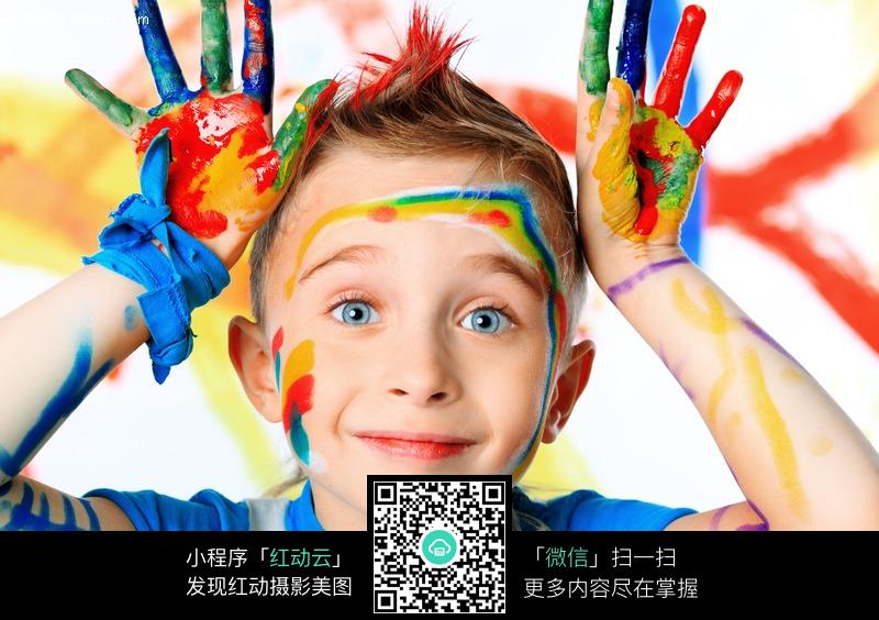 手上脸上沾满彩色颜料的<em>孩子图片</em>-人物图片素