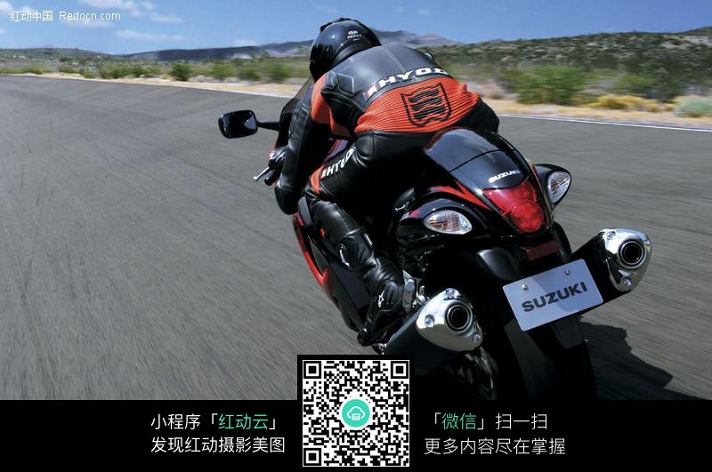 行驶的铃木隼摩托车图片-现代科技图片|图片库