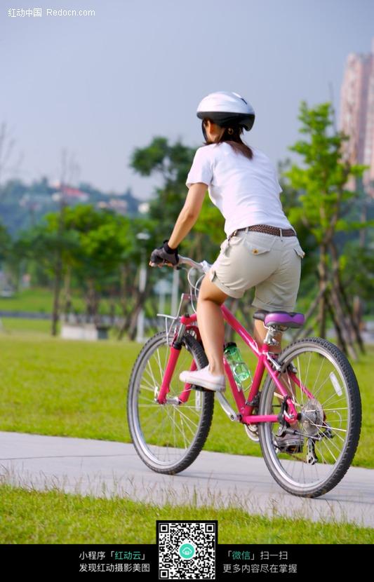 骑着自行车少女图片图片-生活用品|日常生活图