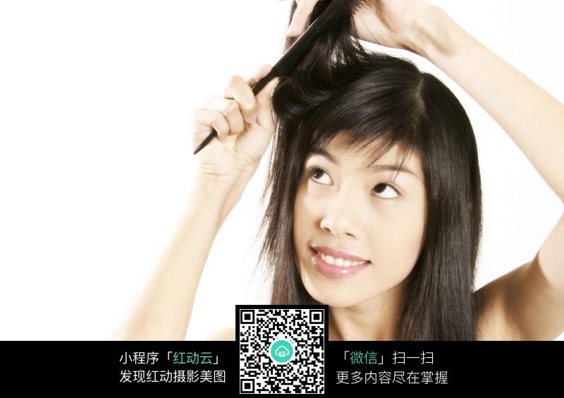 梳头发的居家女人图片(编号:491237)