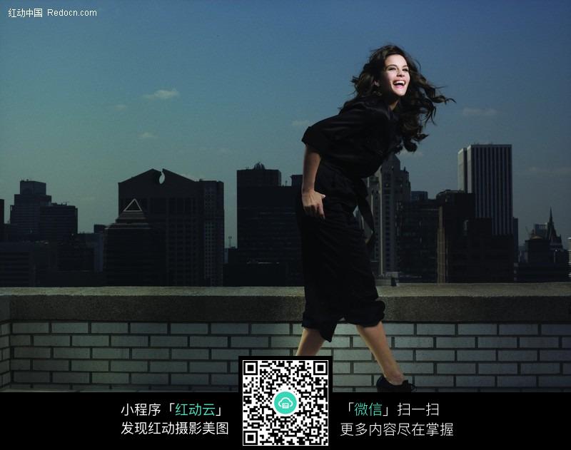 站在楼顶欢笑的外国美女图片(编号:499005)_女