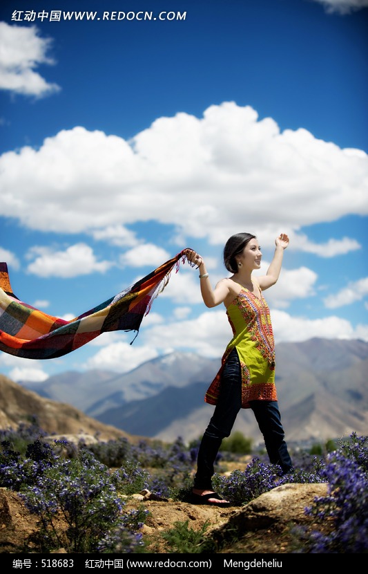 站在高山上的美女设计图片