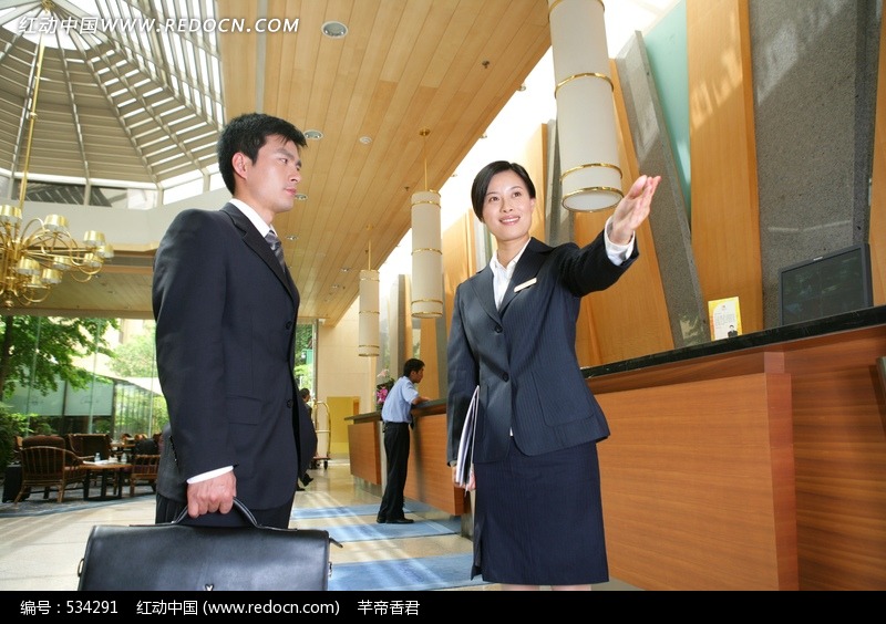 大堂经理在给顾客指路图片(编号:534291)