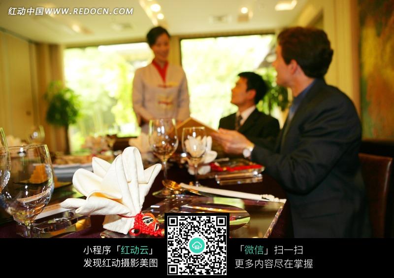 794572417_服务员被客人上系列_服务员给客人推荐菜点jpg人物 ...