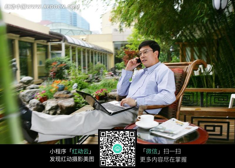  悠闲 的坐在靠椅上的男人图片(编号:538087)_日