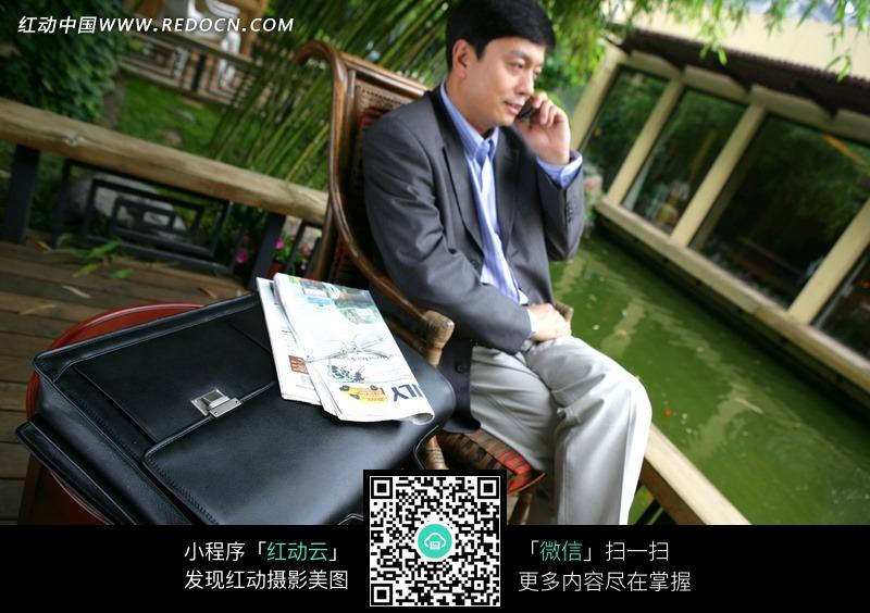 关键词:酒店文化度假男人打电话室外jpg生活照片