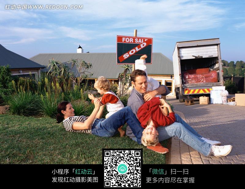 草地上的一家人图片-人物图片素材|图片库|图库
