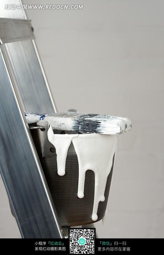 梯子上的白色油漆漆桶图片-人物图片素材|图片