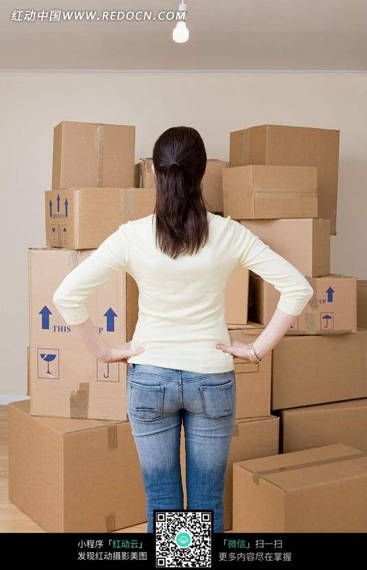 女主人搬进新家图片-人物图片素材|图片库|图库