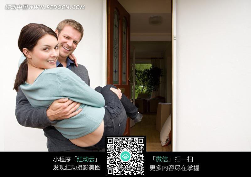 抱着女人的欧洲男人图片(编号:564851)