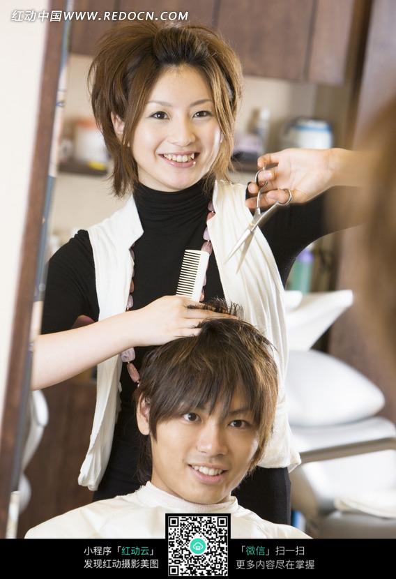 正在为男性客人<em>剪发</em>的女<em>理发师图片</em>-人物<em>图片</em>