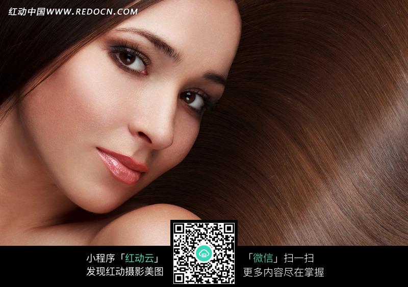 外国露肩长发美女图片(编号:572847)