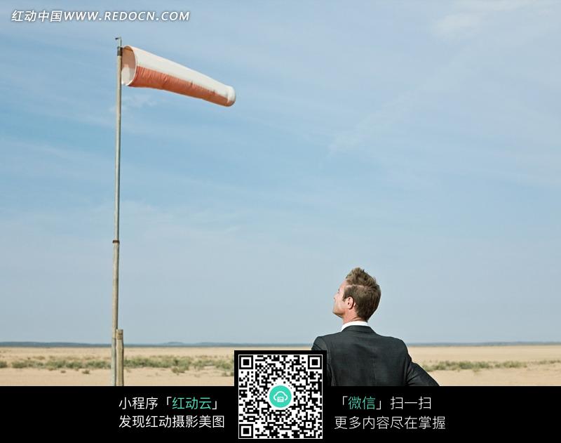 风向旗下面的商务男人图片(编号:593913)_日常
