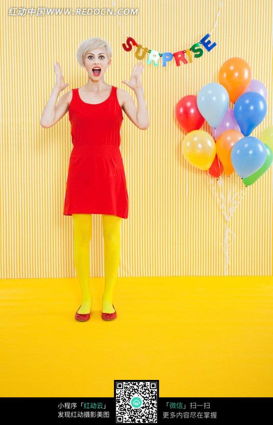 <em>彩色</em>气球旁边穿<em>红色</em>裙子的女士图片-人物图片