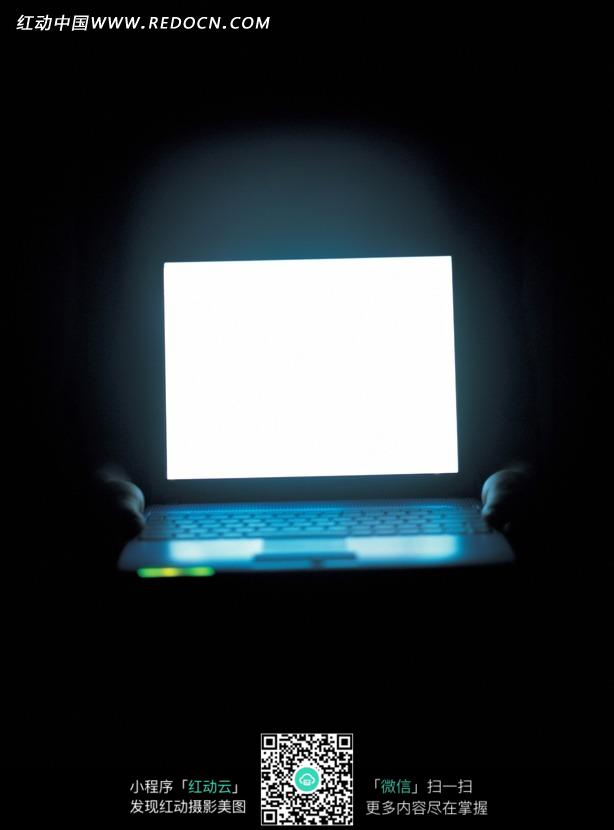 暗中发光的笔记本电脑屏幕图片(编号:600085)