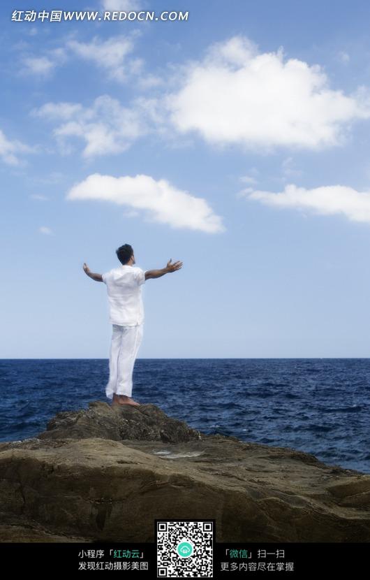 开双臂享受的男子图片-人物图片素材|图片库|图