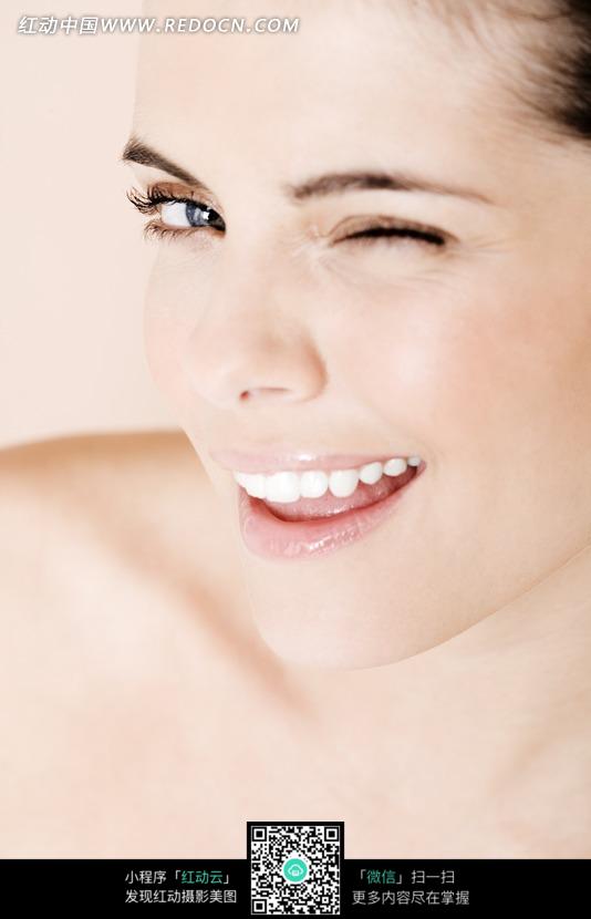 <em>眨眼</em>的女模特<em>照片图片</em>(编号:645911)_日常生活