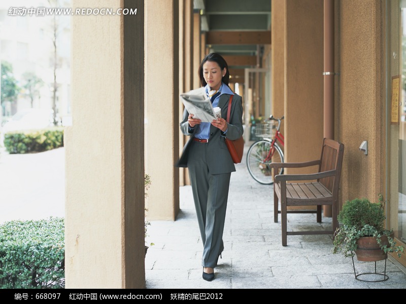 边走边看报纸的女白领图片(编号:668097)_女性