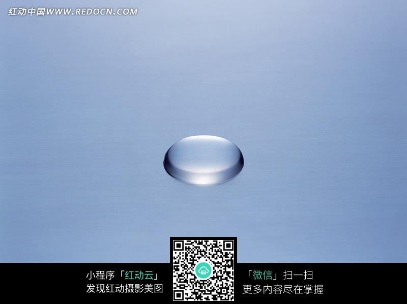 青灰色背景上的一滴水珠特写图片(编号:67829