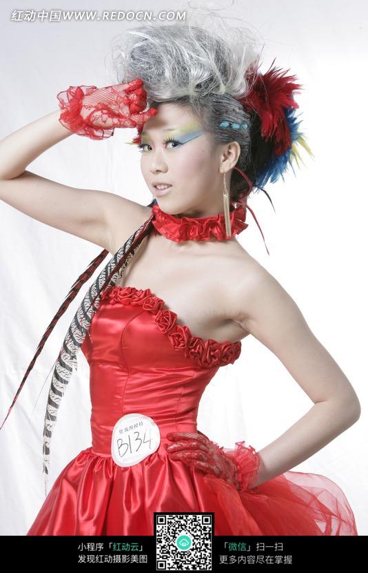 穿红裙<em>头发染成</em>不同<em>颜色</em>的女子图片(编号:691