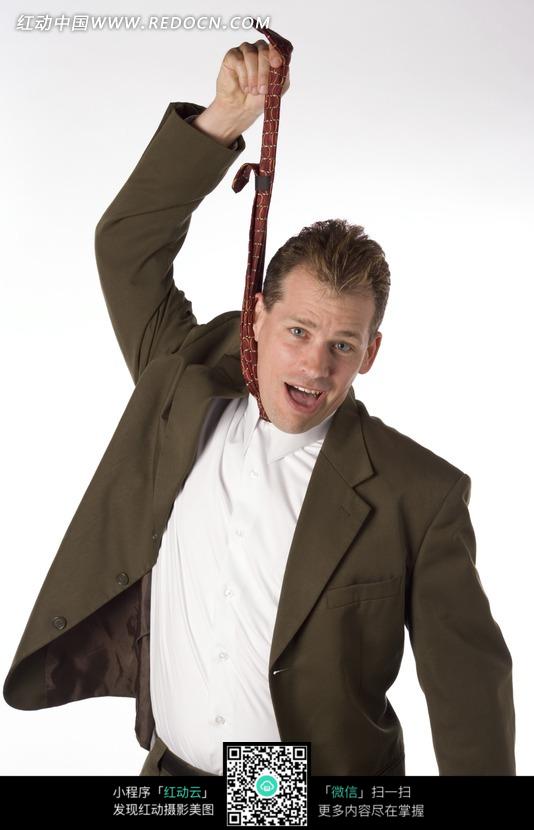 抻着领带向上的外国男人图片-人物图片素材|图