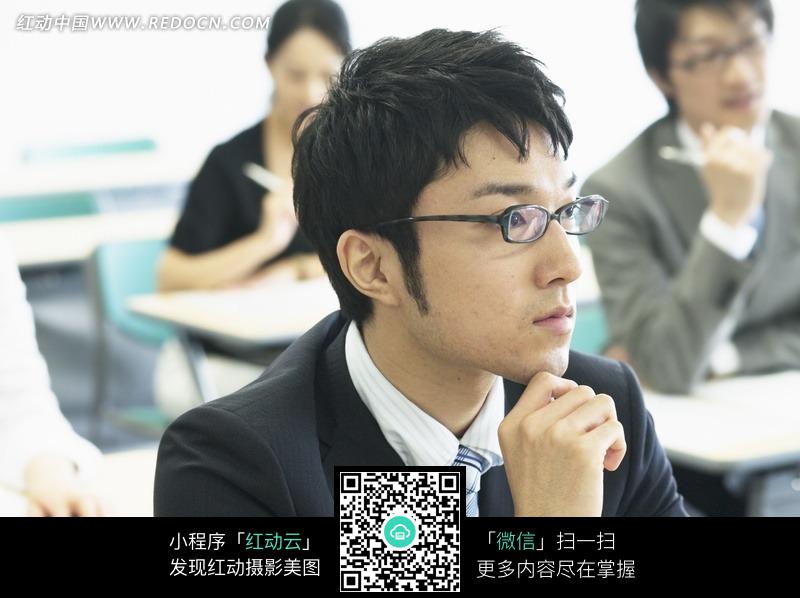 手放在下巴坐着的<em>戴眼镜</em>商务<em>男人图片</em>(编号:7