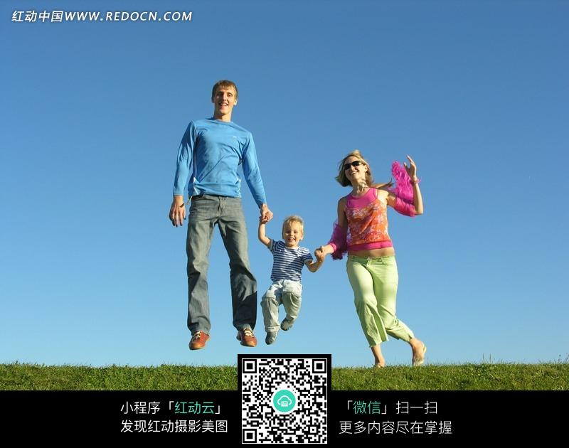 一家三口牵手简笔画