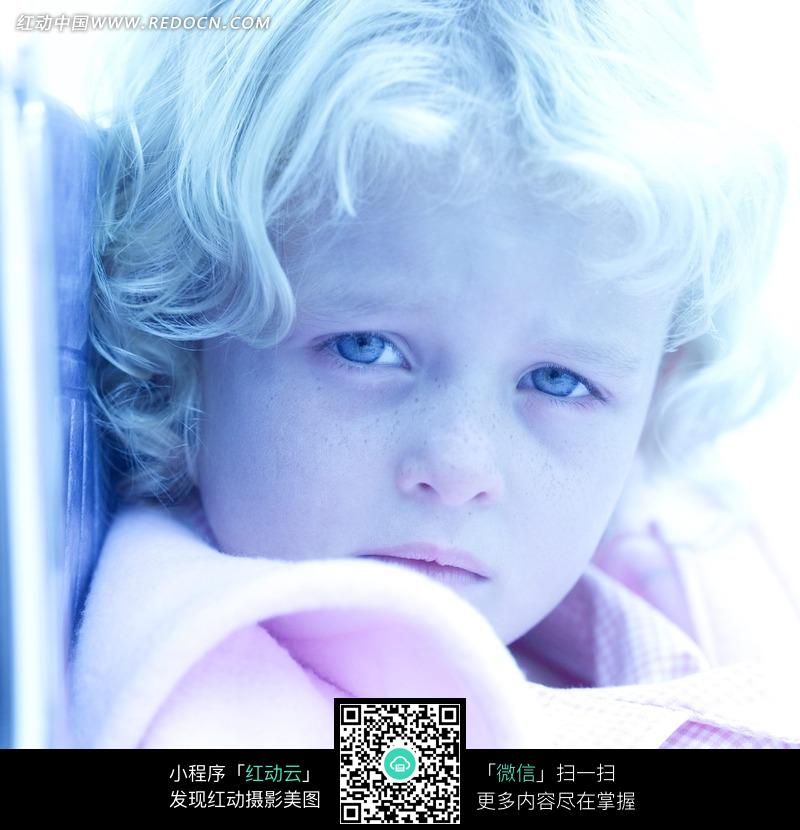 蓝色眼睛的生病的小孩