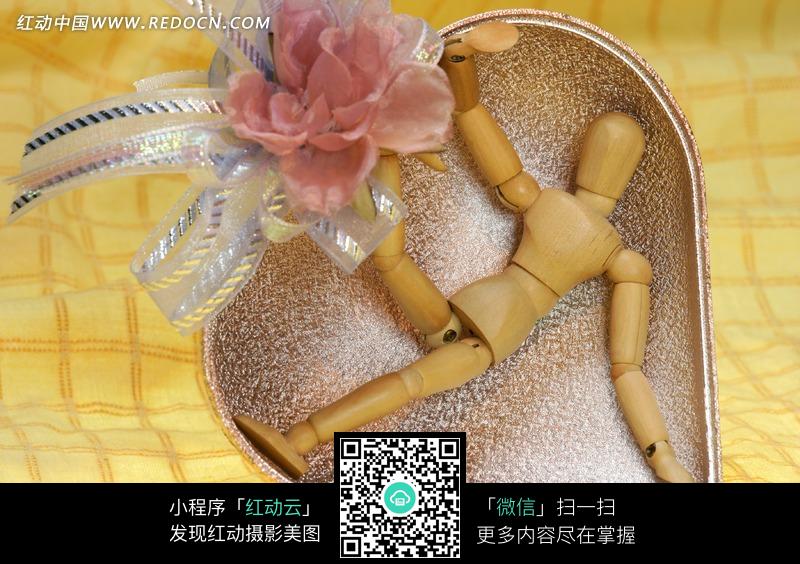 心形狭小空间伸展身体木偶设计图片