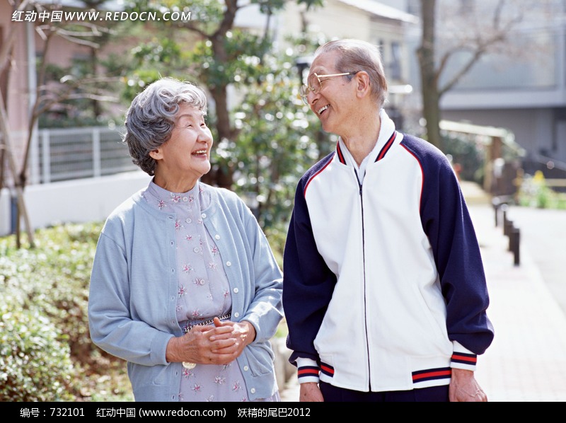 走在小路上有说有笑的<em>老爷爷老奶奶图片</em>(编号