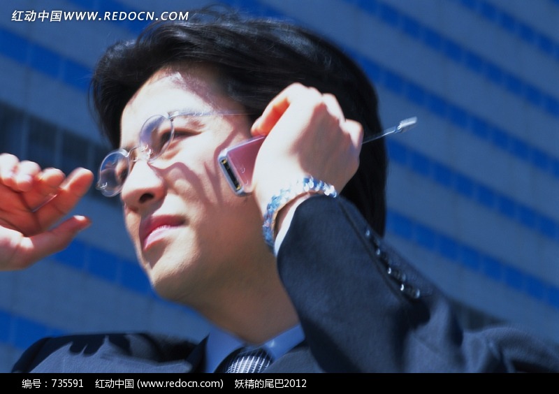 拿着手机打电话的戴眼镜的男子图片(编号:735