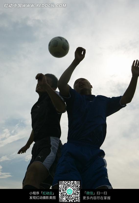 争抢头球的职业球员特写照片图片-生活用品|日