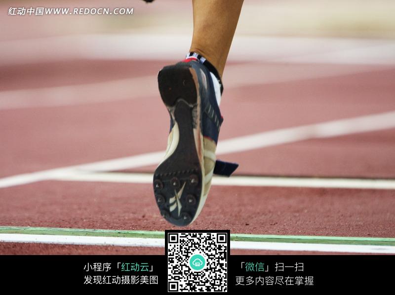 跑步抬腿瞬间特写图片(编号:742839)_体育运动