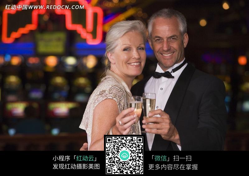 赌场里两个拥立微笑举杯的男女图片(编号:737