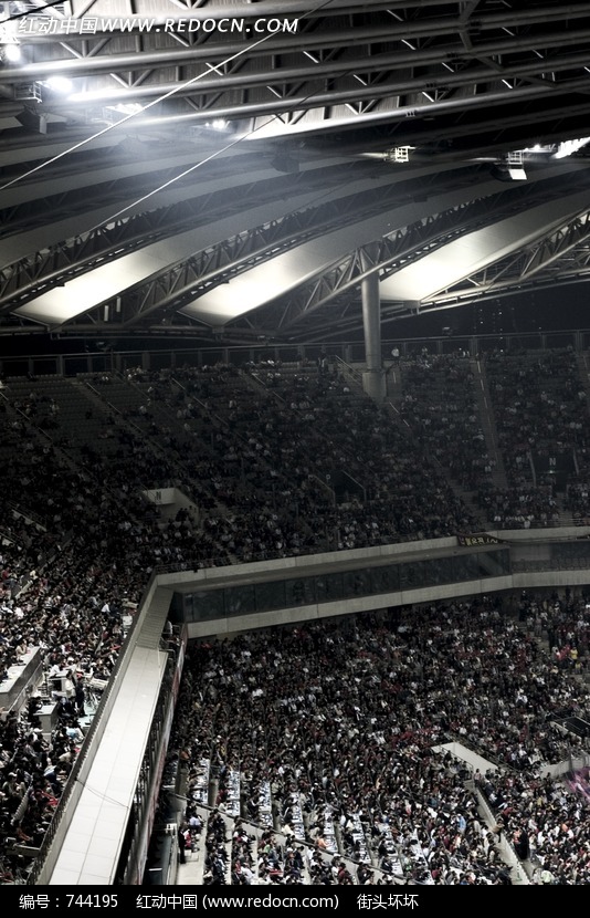 足球比赛上的观众图片图片-生活用品|日常生活