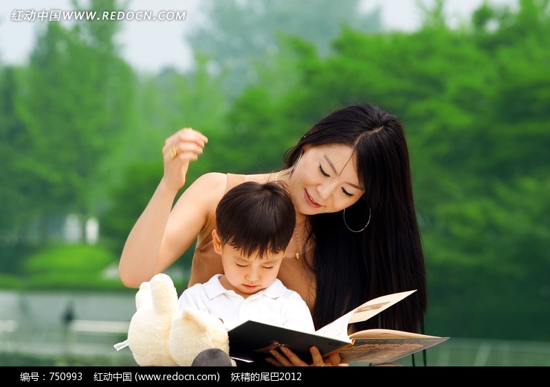 低头看书的男孩和<em>后面</em>歪着头让<em>头发</em>垂下的女子