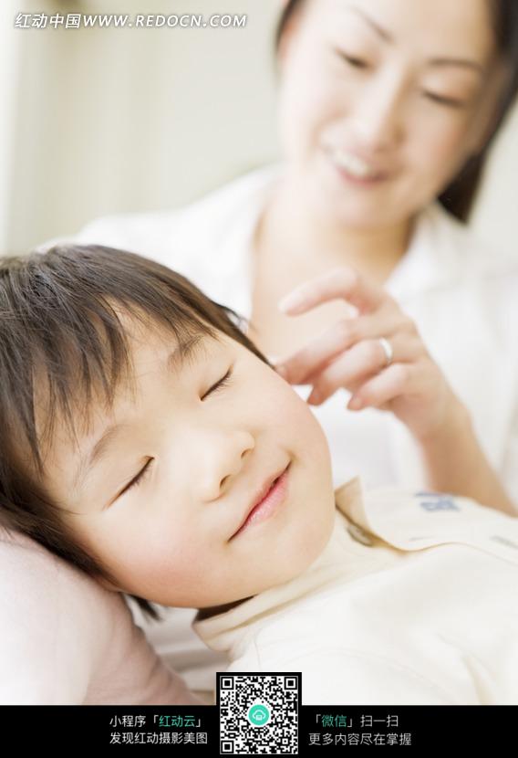 闭着眼睛睡觉的男孩和女子的模糊影子图片(编