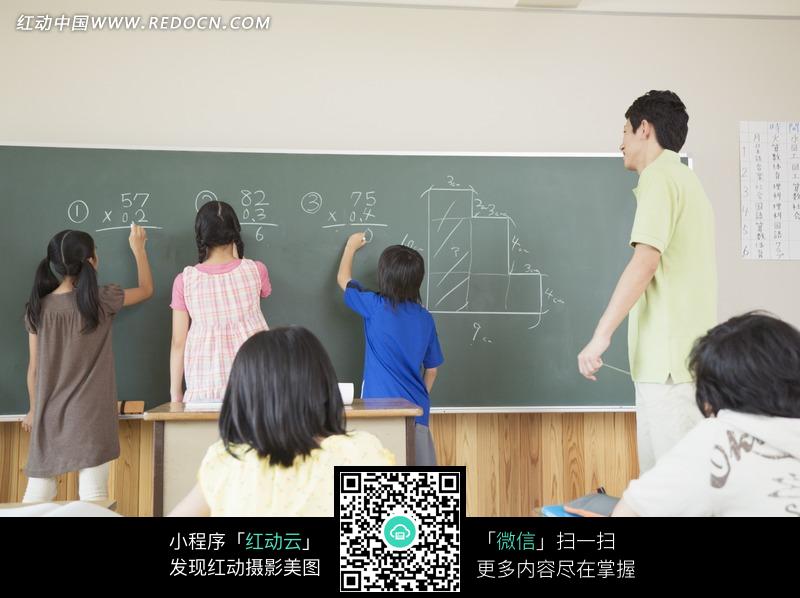 在黑板上做数学题的小学生们照片图片-人物图