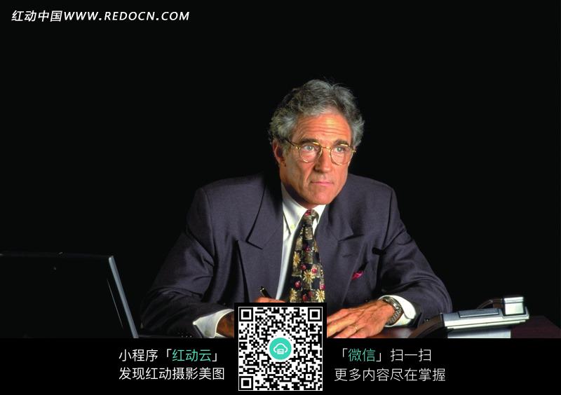 男子职业人士写字戴眼镜办公工作商业商务生活