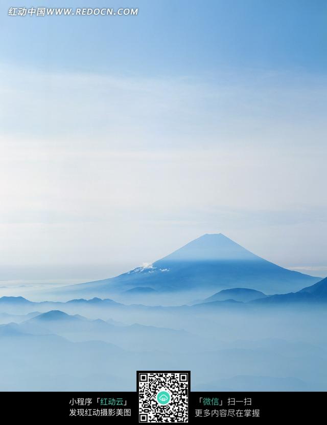 云海中起伏的山峦和露出的山峰设计图片