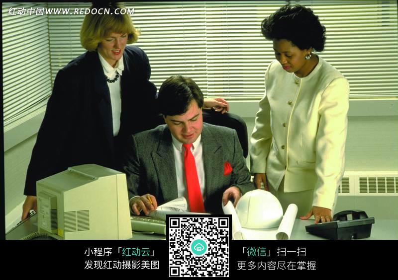 一个图纸和女人图纸在讨论v图纸问题的男人图片修桥农村混凝土桥两个图片
