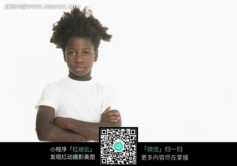 插着手的短卷发黑皮肤女孩图片-人物图片素材